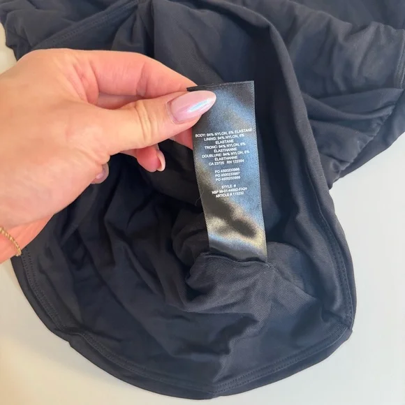 Aritzia contour flourish top black - Picture 4 of 4